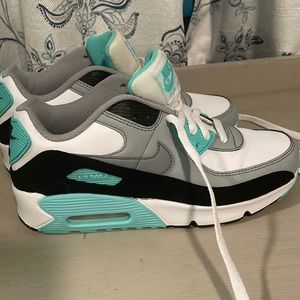 1/2 size too big 6 years kids woman’s 7